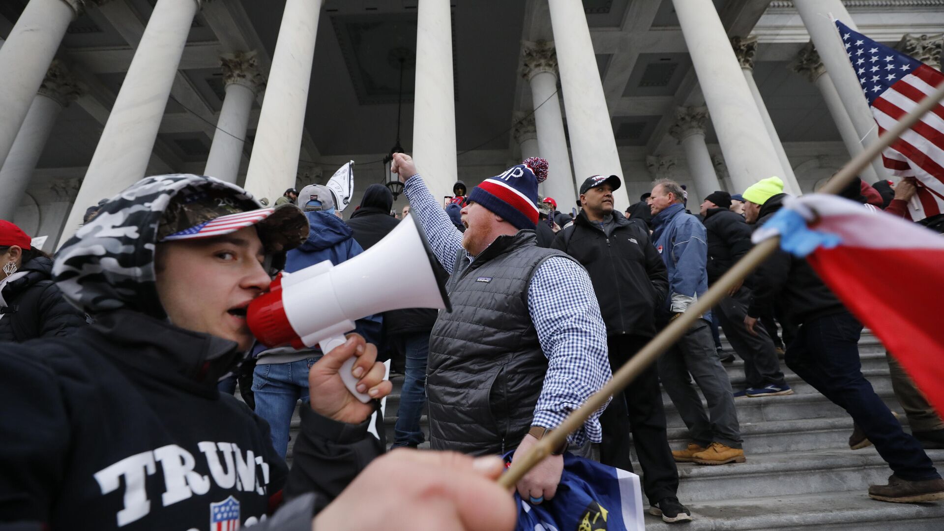 Участники акции протеста сторонников действующего президента США Дональда Трампа у здания конгресса в Вашингтоне - РИА Новости, 1920, 07.01.2021