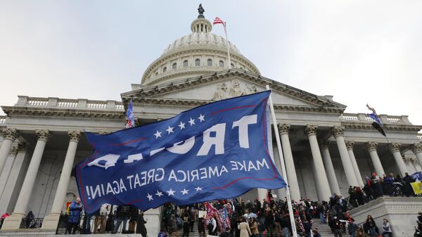 Участники акции протеста сторонников действующего президента США Дональда Трампа у здания конгресса в Вашингтоне