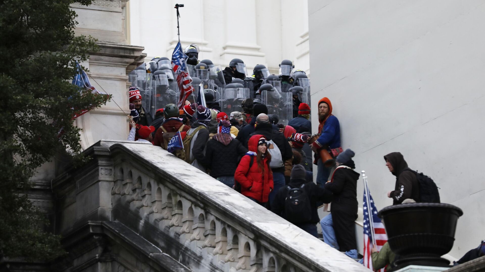 Участники акции протеста сторонников действующего президента США Дональда Трампа у здания конгресса в Вашингтоне - РИА Новости, 1920, 21.02.2021
