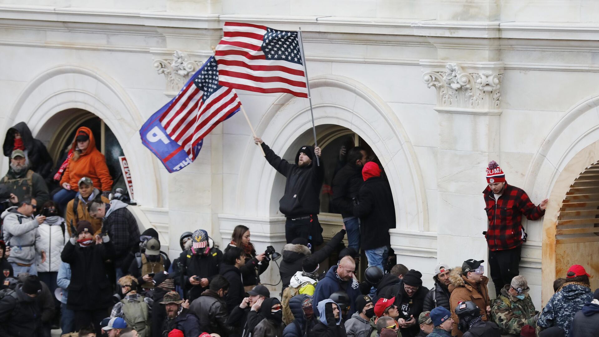 Участники акции протеста сторонников действующего президента США Дональда Трампа у здания конгресса в Вашингтоне - РИА Новости, 1920, 24.02.2021