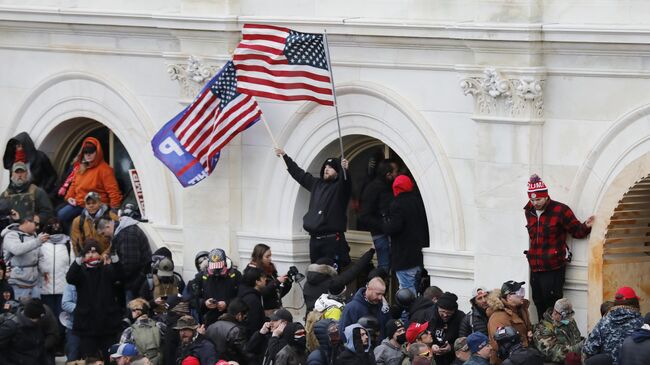 Участники акции протеста сторонников действующего президента США Дональда Трампа у здания конгресса в Вашингтоне