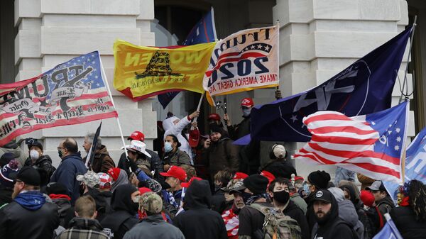 Участники акции протеста сторонников действующего президента США Дональда Трампа у здания конгресса в Вашингтоне.