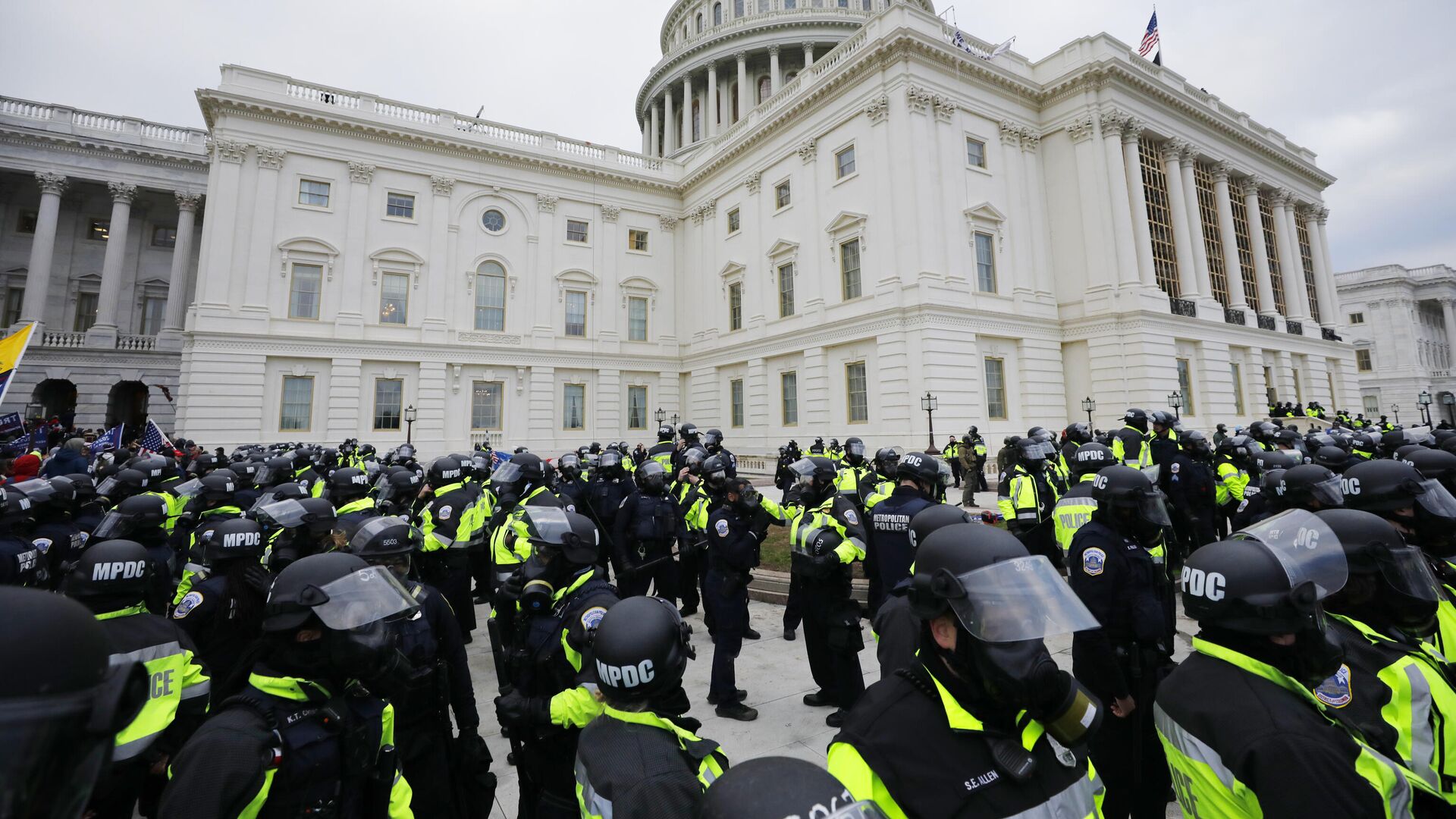 Сотрудники полиции во время акции протеста сторонников бывшего президента США Дональда Трампа у здания конгресса в Вашингтоне - РИА Новости, 1920, 21.08.2021