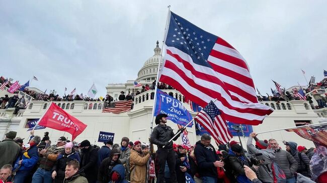 Участники акции протеста сторонников действующего президента США Дональда Трампа у здания конгресса в Вашингтоне