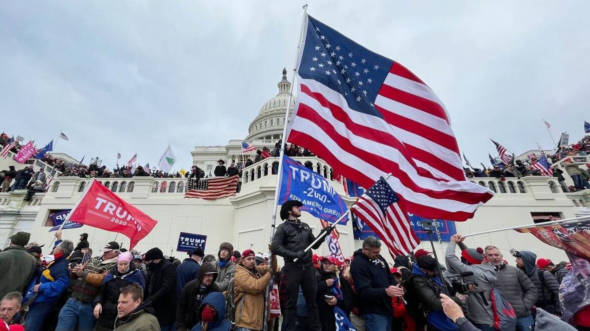 Участники акции протеста сторонников действующего президента США Дональда Трампа у здания конгресса в Вашингтоне - РИА Новости, 1920, 10.01.2021