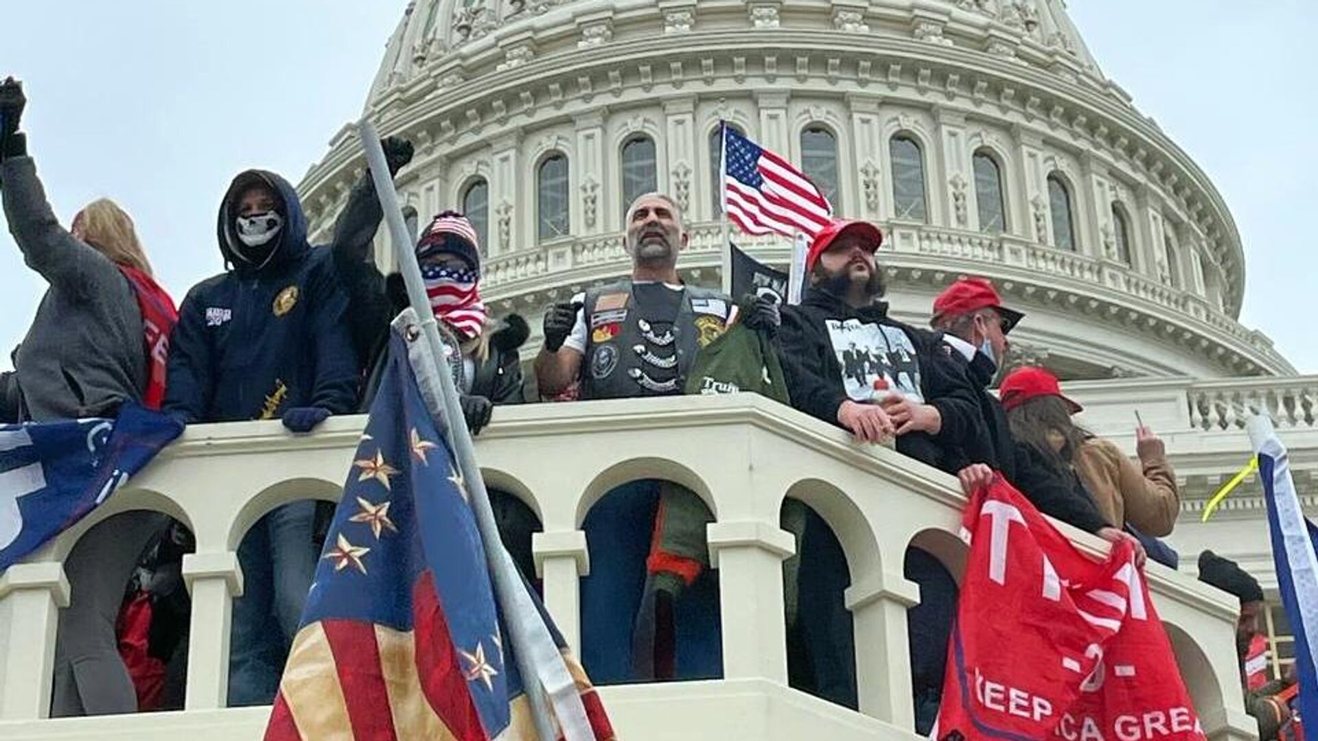 Участники акции протеста сторонников Дональда Трампа у здания конгресса в Вашингтоне - РИА Новости, 1920, 13.02.2021