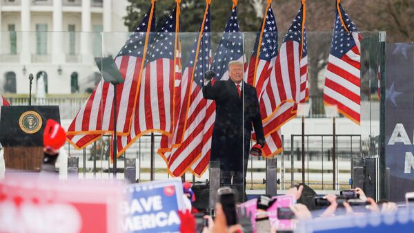 Президент Дональд Трамп выступает на митинге в Вашингтоне