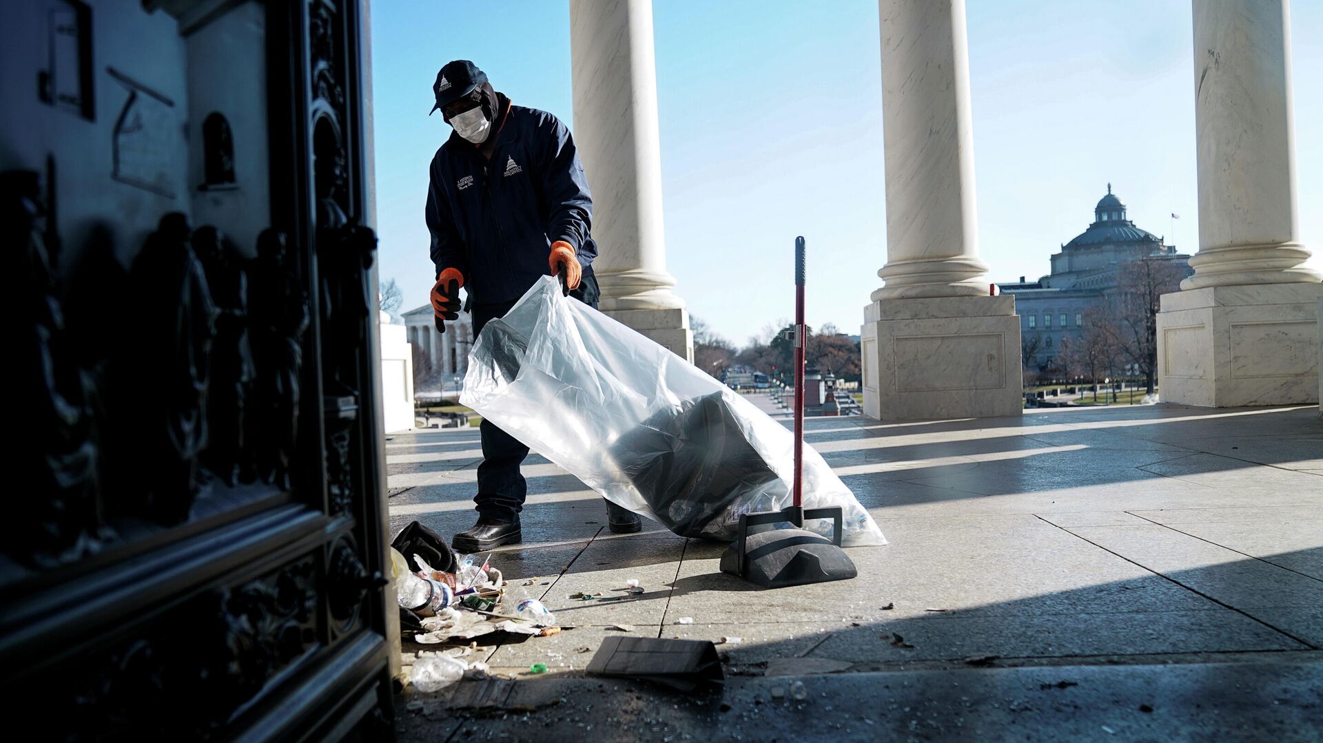 Рабочий убирает мусор возле Капитолия США через день после штурма сторонниками президента США Дональда Трампа - РИА Новости, 1920, 07.01.2021