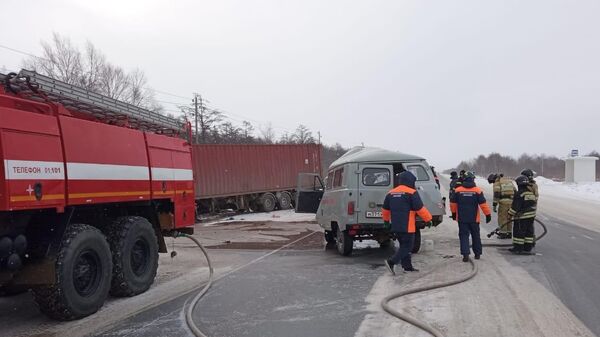 ДТП с участием грузовика и машины скорой помощи на Сахалине