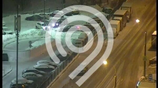 Водитель протаранил 11 припаркованных автомобилей на автостоянке в Соловьином проезде, 1 в Москве