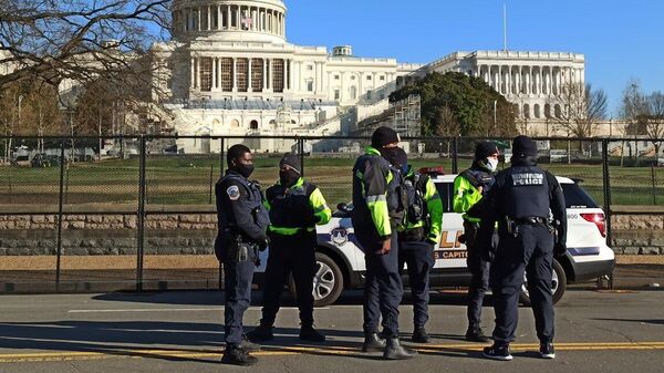 Сотрудники правоохранительных органов на Капитолийском холме в Вашингтоне
