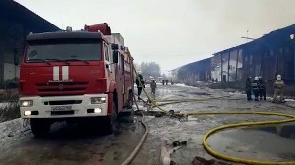 Спасатели ликвидировали горение на мебельной фабрике. Кадры с места ЧП