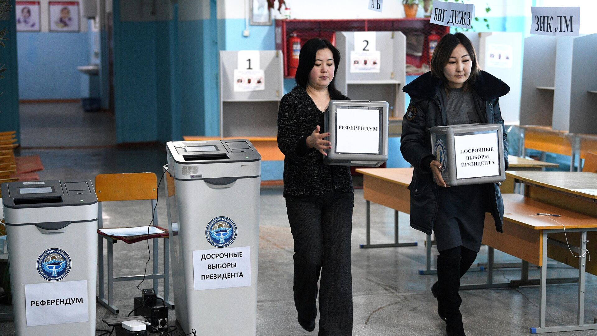 Подготовка одного из избирательных участков в Бишкеке - РИА Новости, 1920, 10.01.2021