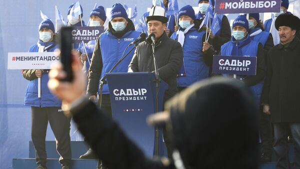 Кандидат в президенты Садыр Жапаров во время предвыборной встречи со сторонниками на Старой площади в Бишкеке
