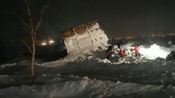 Спасательные работы на месте схода снежной лавины в Норильске