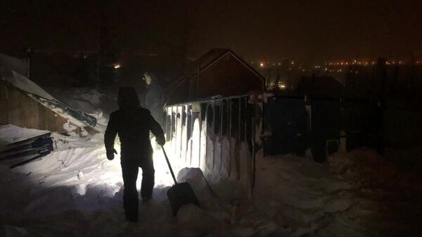 Сотрудники МЧС РФ проводят поисково-спасательные работы в районе горнолыжного комплекса Гора Отдельная в Норильске