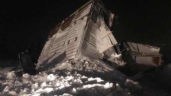 Дом, разрушенный в результате схода лавины в районе горнолыжного комплекса Гора Отдельная в Норильске