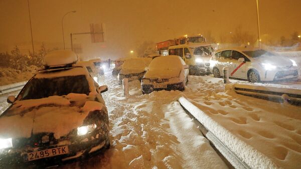 Водители во время снегопада в Мадриде