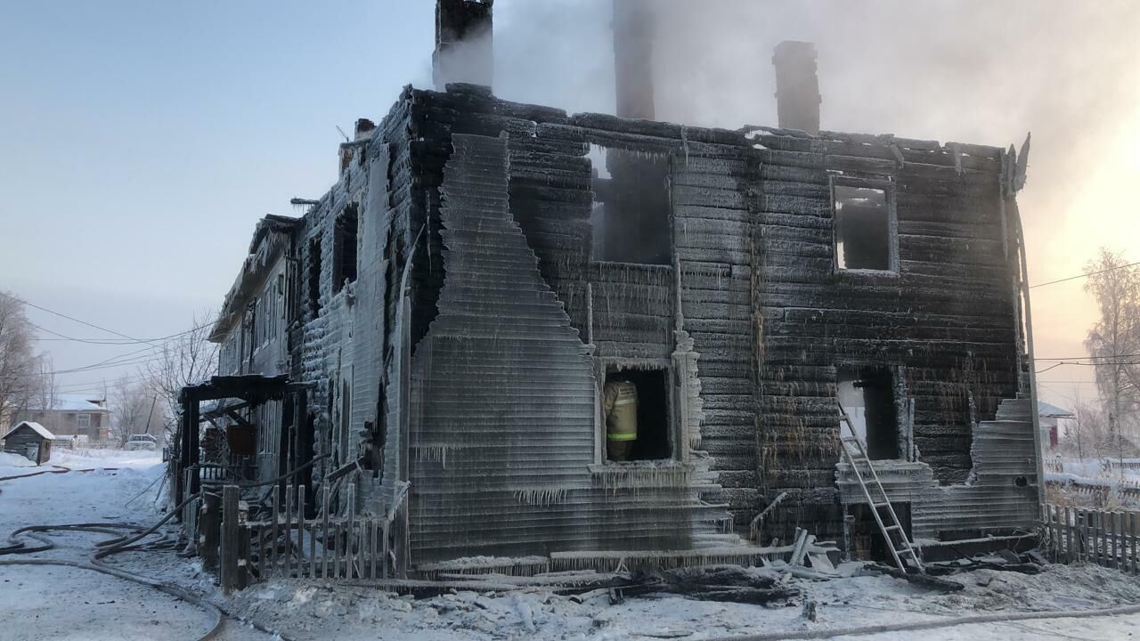 После тушения пожара в деревянном доме в селе Ломоносово Холмогорского района Архангельской области - РИА Новости, 1920, 09.01.2021