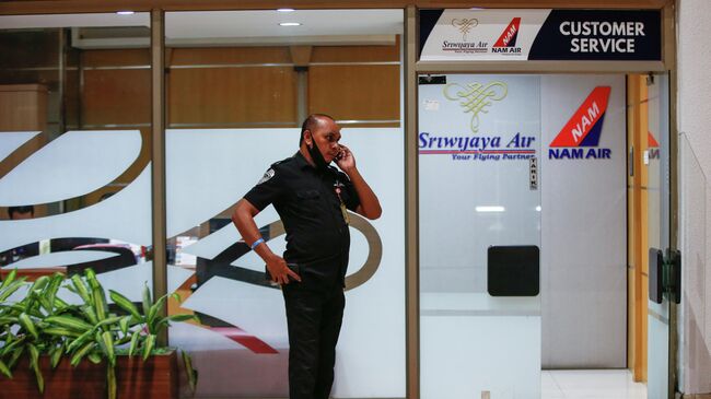 Сотрудник в аэропорту Сукарно-Хатта в Джакарте, после крушения самолета компании Sriwijaya Air