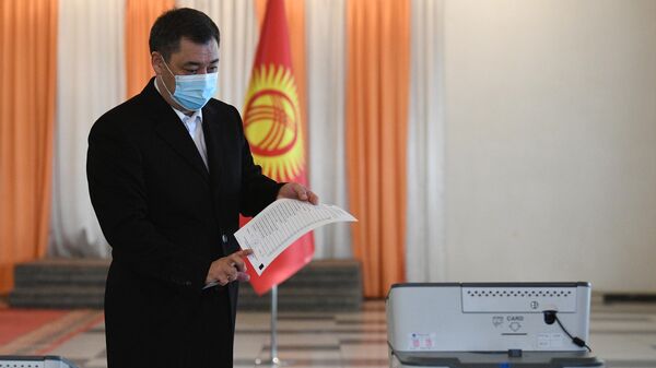 Кандидат в президенты Кыргызской Республики Садыр Жапаров голосует на досрочных выборах президента на одном из избирательных участков в Бишкеке