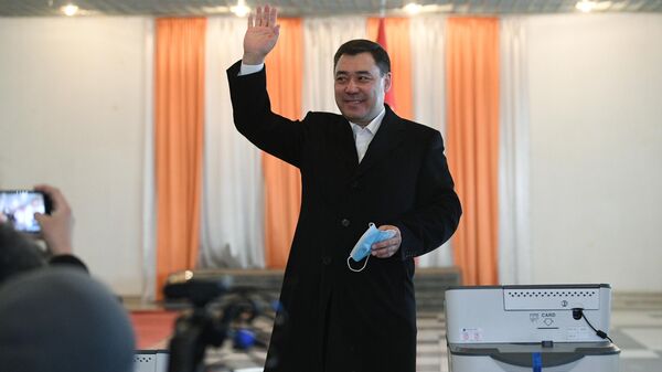 Кандидат в президенты Кыргызской Республики Садыр Жапаров после голосования на досрочных выборах президента на одном из избирательных участков в Бишкеке