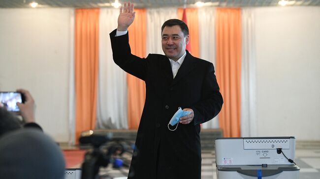Кандидат в президенты Кыргызской Республики Садыр Жапаров после голосования на досрочных выборах президента на одном из избирательных участков в Бишкеке