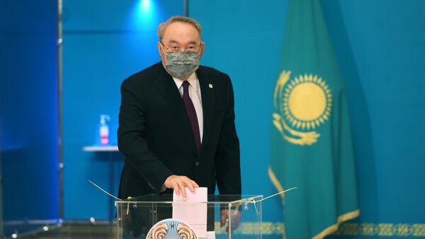 Первый президент Республики Казахстан Нурсултан Назарбаев на избирательном участке