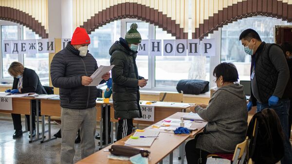 Избиратели на одном из избирательных участков в Бишкеке во время голосования на досрочных выборах президента Кыргызской Республики и референдуме по вопросу формы правления