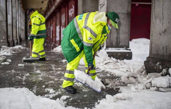 Сотрудники коммунальных служб убирают последствий снегопада в Мадриде