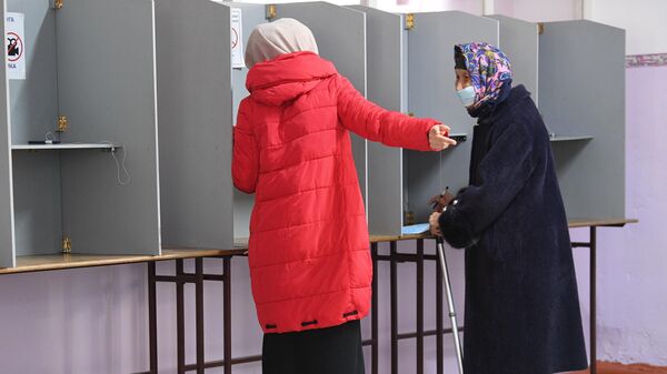 Женщина на одном из избирательных участков в Бишкеке во время голосования на досрочных выборах президента Кыргызской Республики
