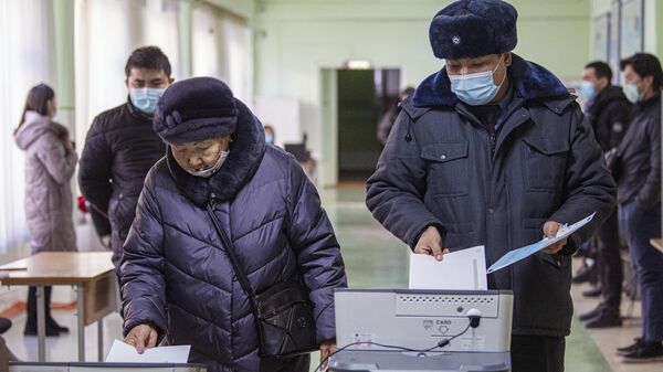 Избиратели на одном из избирательных участков в Бишкеке во время голосования на досрочных выборах президента Кыргызской Республики