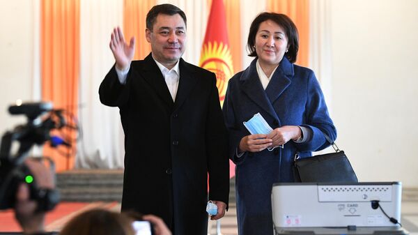 Кандидат в президенты Кыргызской Республики Садыр Жапаров с супругой Айгуль Жапаровой после голосования на досрочных выборах президента