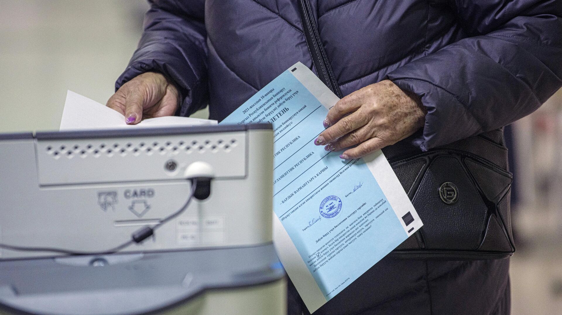 Избиратель голосует на досрочных выборах президента Кыргызской Республики  - РИА Новости, 1920, 11.01.2021