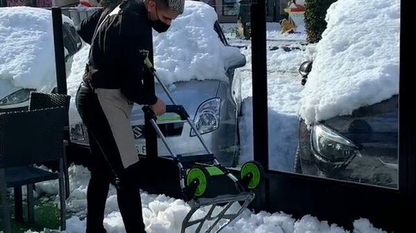 Мадридцы подручными средствами расчищают улицы от снега 