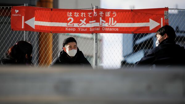 Призыв к социальному дистанцированию в столице Японии после того, как было объявлено чрезвычайное положение