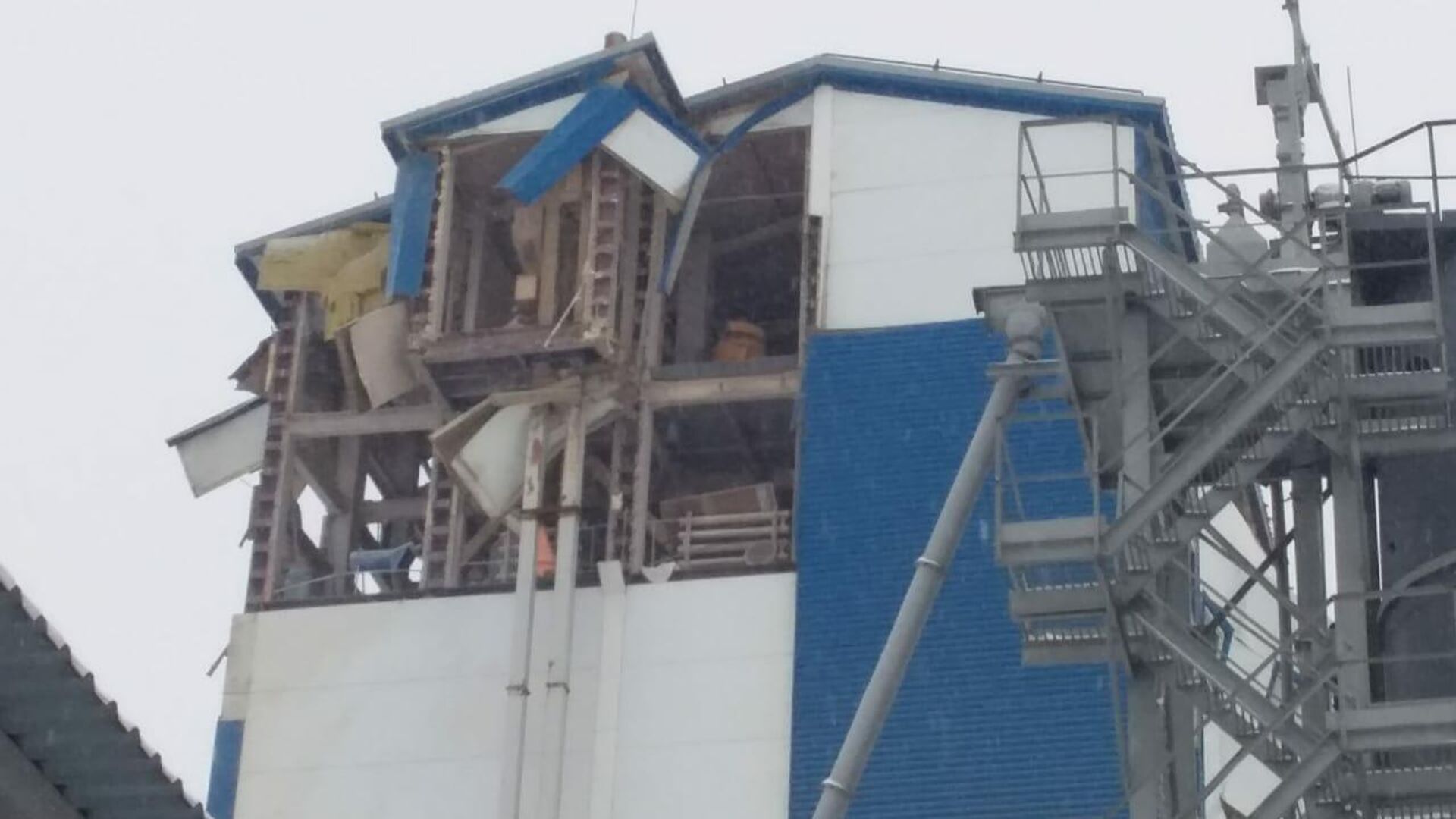 Спасатели при разборе завалов частично обрушившихся двух верхних этажей производственного здания в Новосибирске обнаружили мужчину - РИА Новости, 1920, 11.01.2021