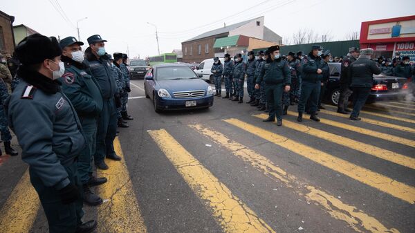 Сотрудники правоохранительных органов перекрывают дорогу к ереванскому аэропорту Звартноц, чтобы обеспечить проезд премьер-министра Никола Пашиняна, направляющегося в Москву