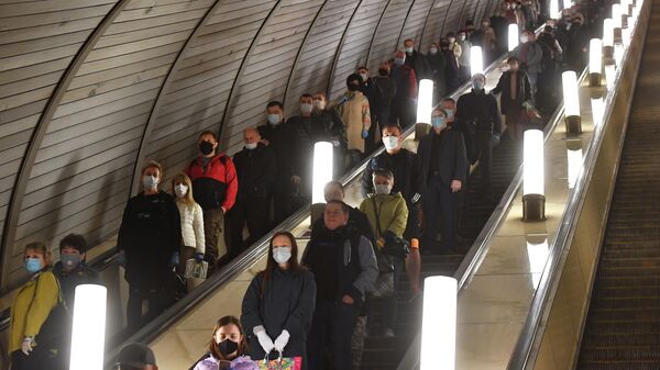 Пассажиры спускаются на эскалаторе станции Курская Московского метрополитена