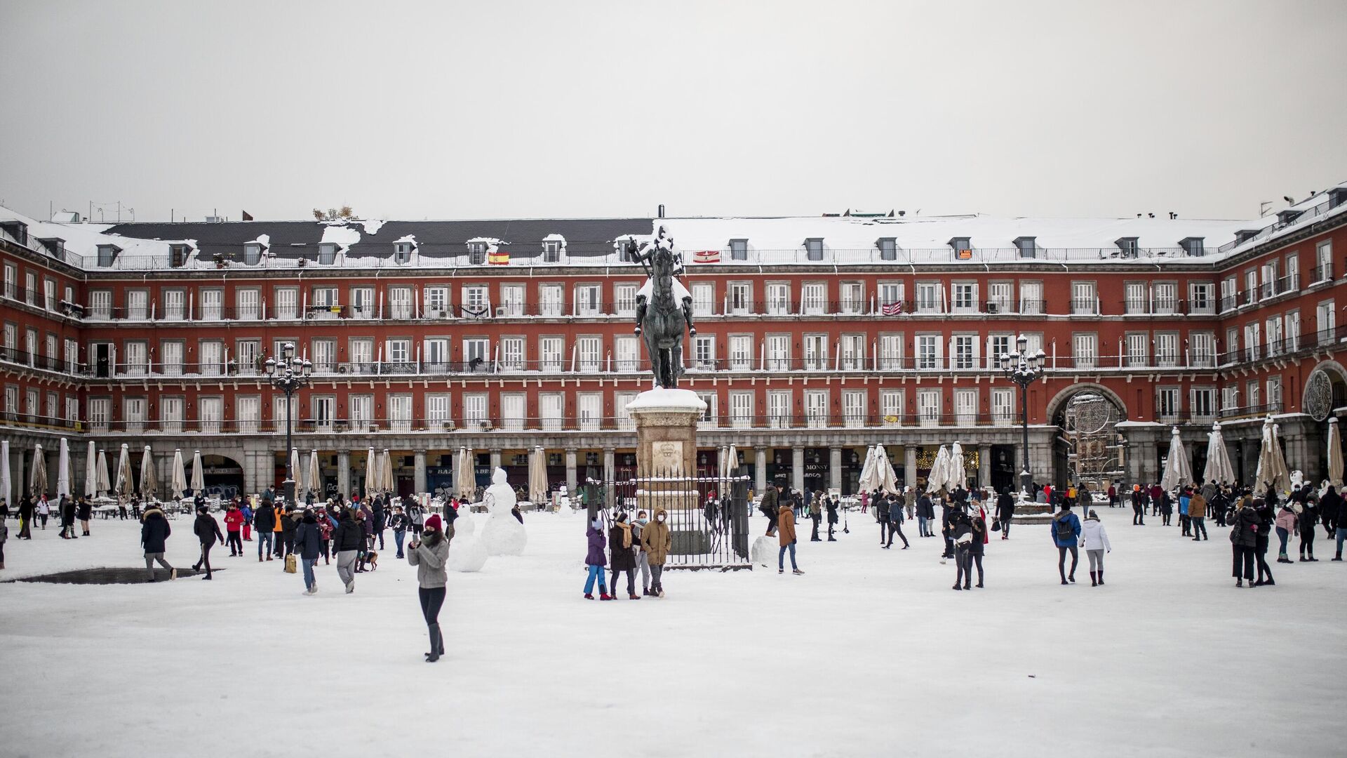 Люди гуляют после снегопада на Главной площади в Мадриде - РИА Новости, 1920, 14.01.2021