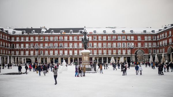Люди гуляют после снегопада на Главной площади в Мадриде