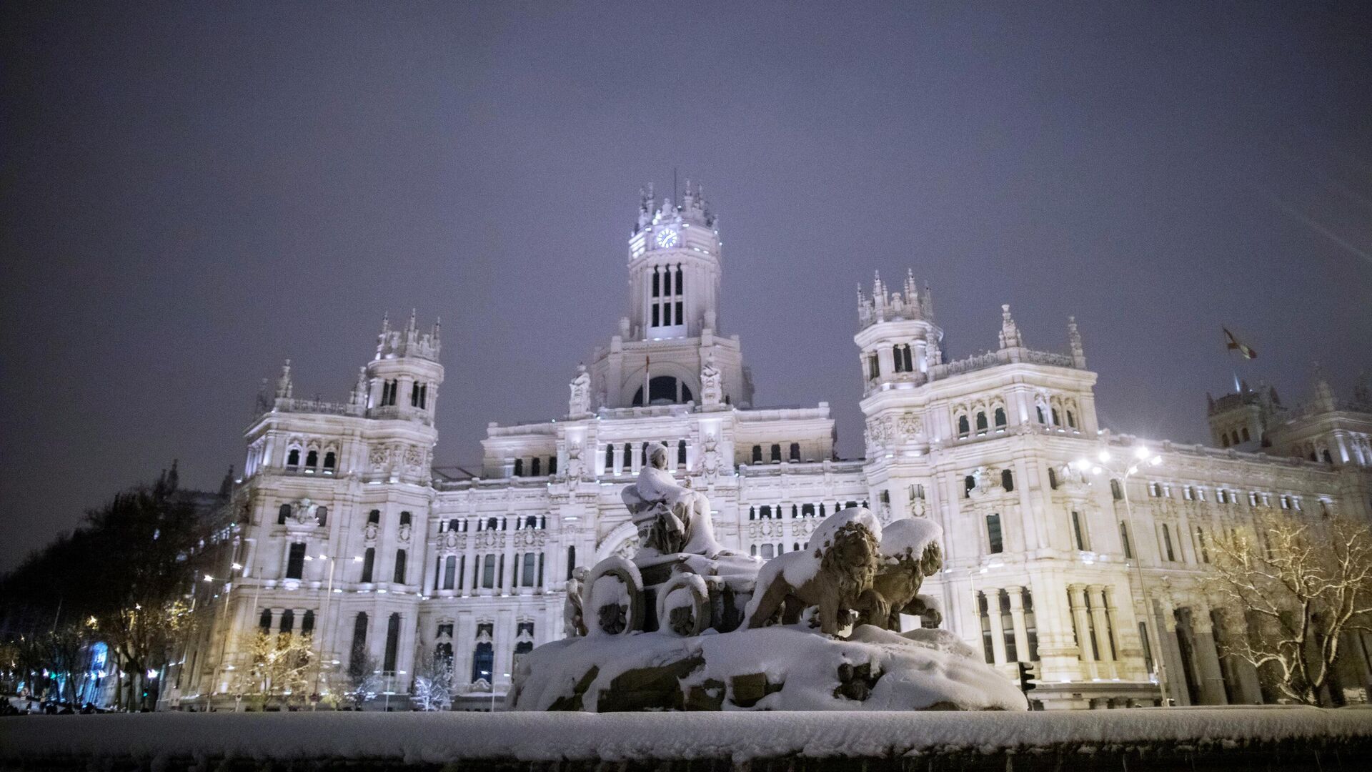 Заснеженный в результате снегопада фонтан Сибелес в Мадриде - РИА Новости, 1920, 12.01.2021
