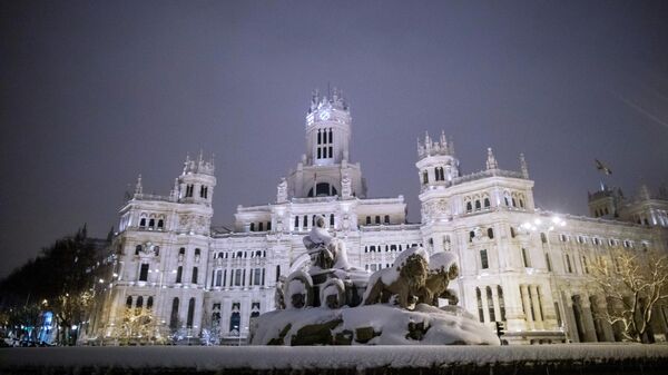 Заснеженный в результате снегопада фонтан Сибелес в Мадриде
