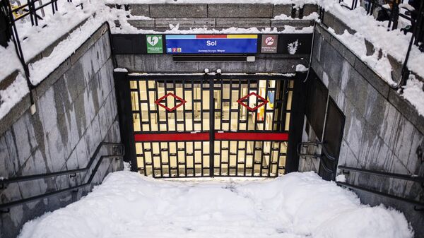 Закрытый из-за снегопада вход на станцию метрополитена в Мадриде