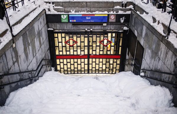 Закрытый из-за снегопада вход на станцию метрополитена в Мадриде