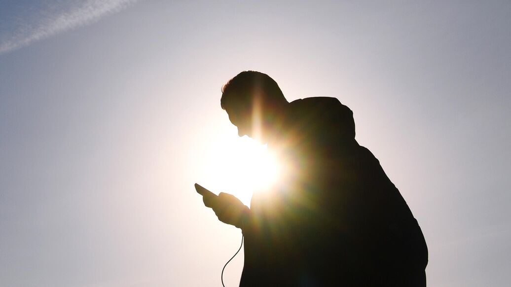 Названы признаки того, что смартфон или ноутбук следит за владельцем