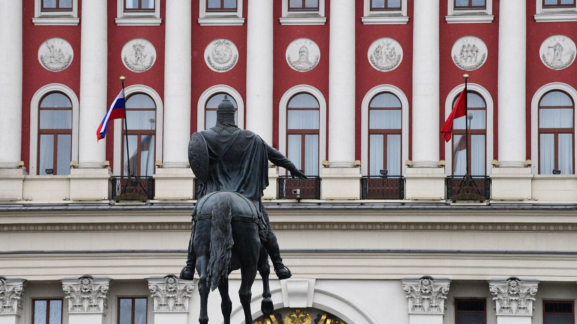 Памятник князю Юрию Долгорукову перед зданием мэрии Москвы на Тверской улице. - РИА Новости, 1920, 11.01.2021