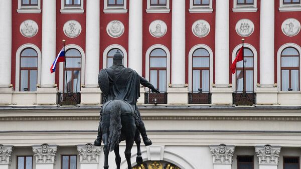 Памятник князю Юрию Долгорукову перед зданием мэрии Москвы на Тверской улице.