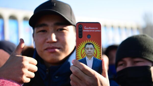 Участники митинга сторонников кандидат в президенты Кыргызской Республики Садыра Жапарова на площади Ала-Тоо в Бишкеке