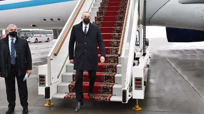 Президент Азербайджана Ильхам Алиев, прибывший на трехстороннюю встречу с президентами России и Армении, во время встречи в аэропорту Москвы